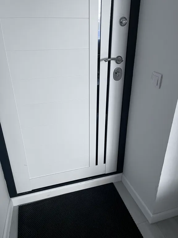 Квартира Квартира с новым ремонтом на первом этаже окна выходят на парковку — Элиста