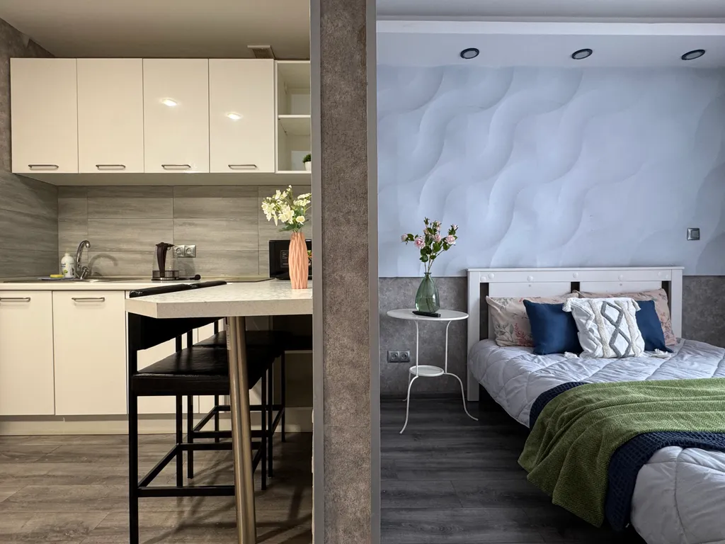 Студия на двоих у Аэропорта с панорамным окном