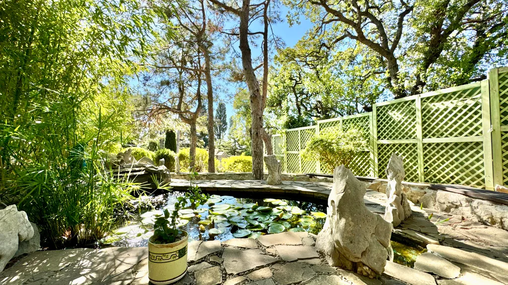 Дом у моря с личным парком, бассейном и сауной