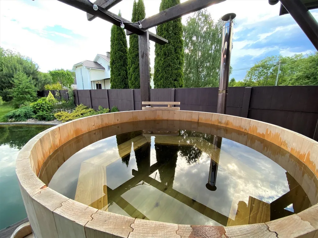 Современный коттедж в 12 км от Минска с плавательным озером, баней