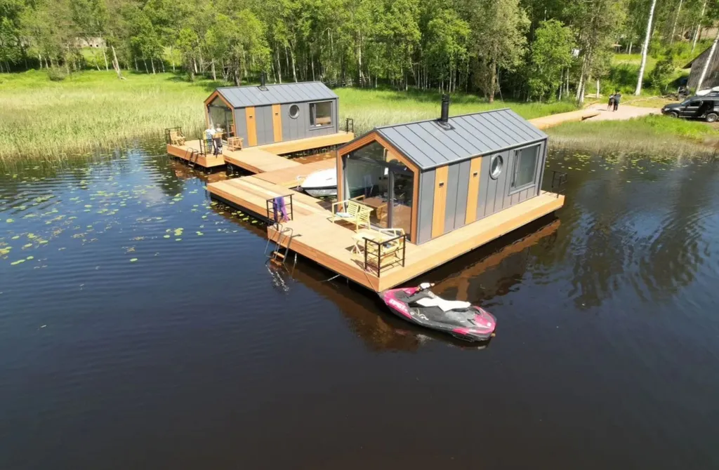 Коттедж, хаусбот на воде