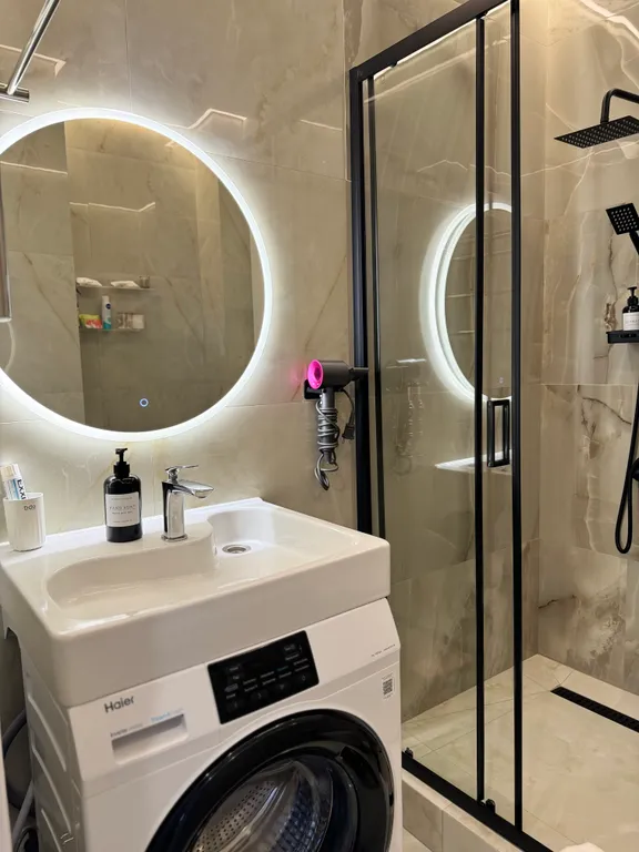 Зелёная современная квартира-студия недалеко от Горного Воздуха