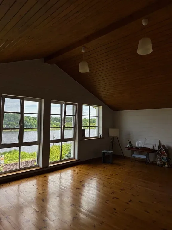 Усадебный дом с видом на реку, берег с мостками и рыбной ловлей