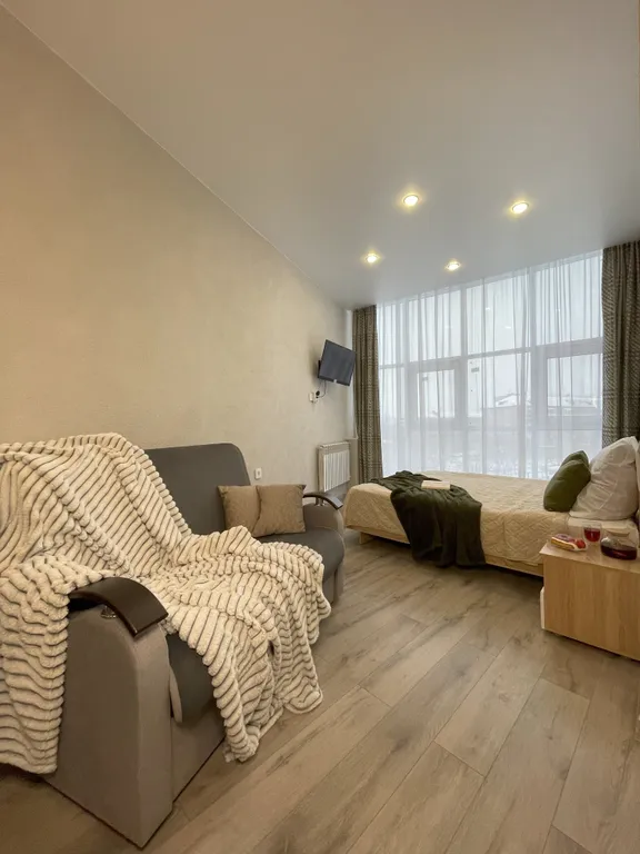 Просторная квартира с Большими Окнами