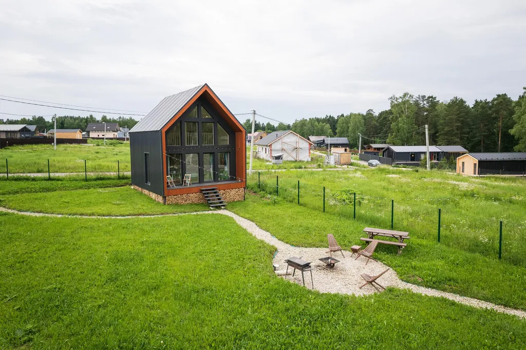 Яркий коттедж с панорамным видом на лес рядом с баней