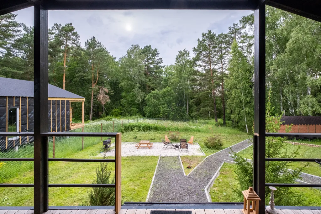 Современный дом с баней в лесу