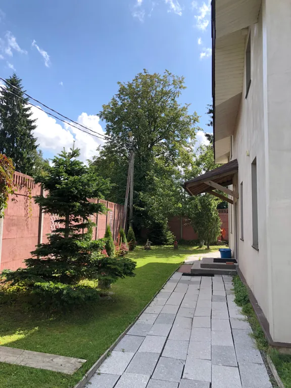 Стильный коттедж с панорамным остеклением у озера