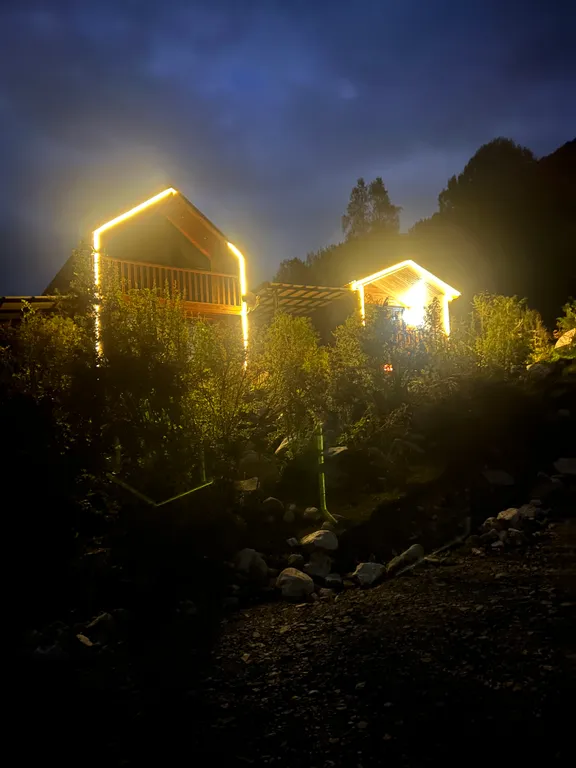 Домик в лесу с видом на горы