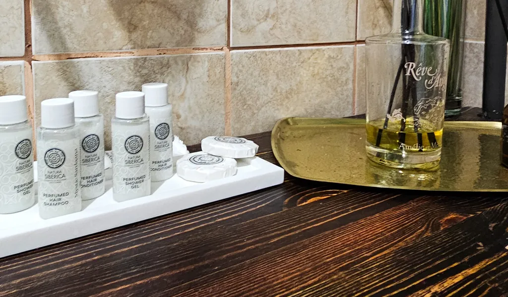 Студия с большой кроватью и ванной, кофемашиной и оплаченным кинотеатр