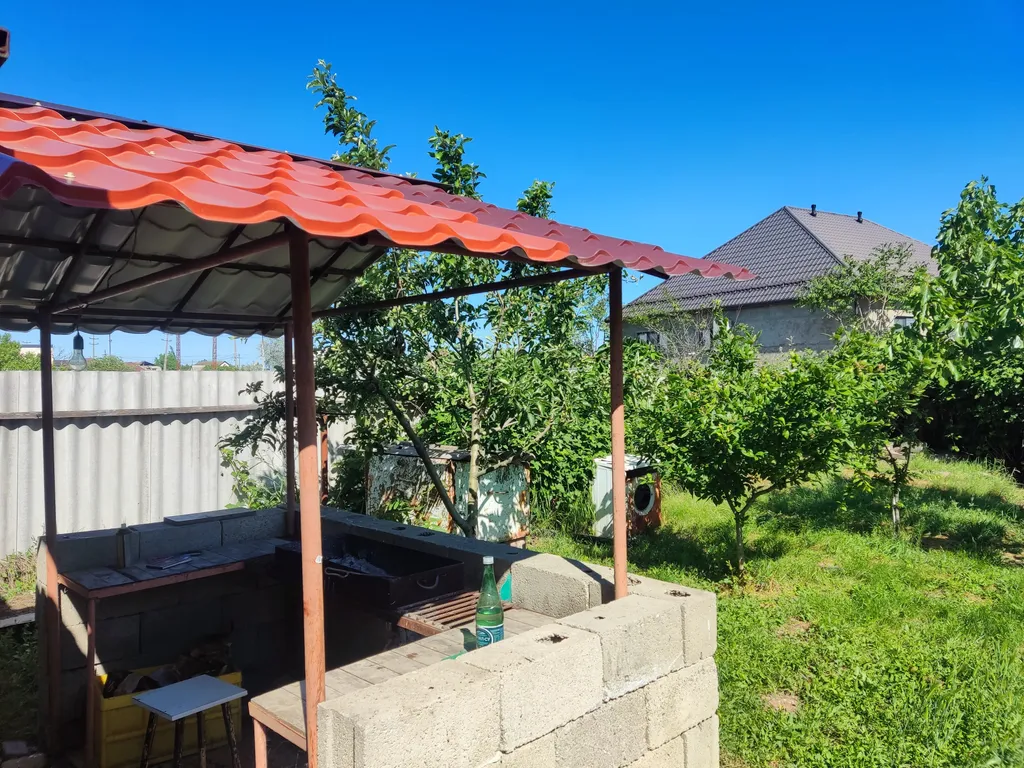 Двухэтажная дача с бассейном