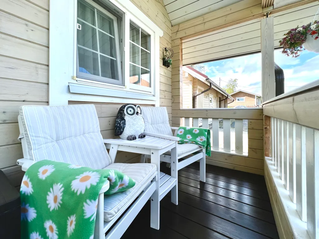 Маленький дом на берегу озера