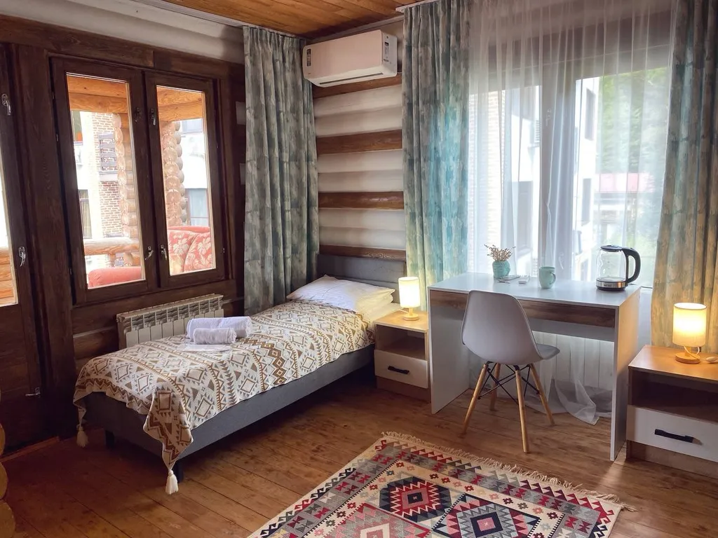 Квартира Аутентичный номер standard с балконом, видом на горы, с ванной, №4 — аренда посуточно в Красная Поляна