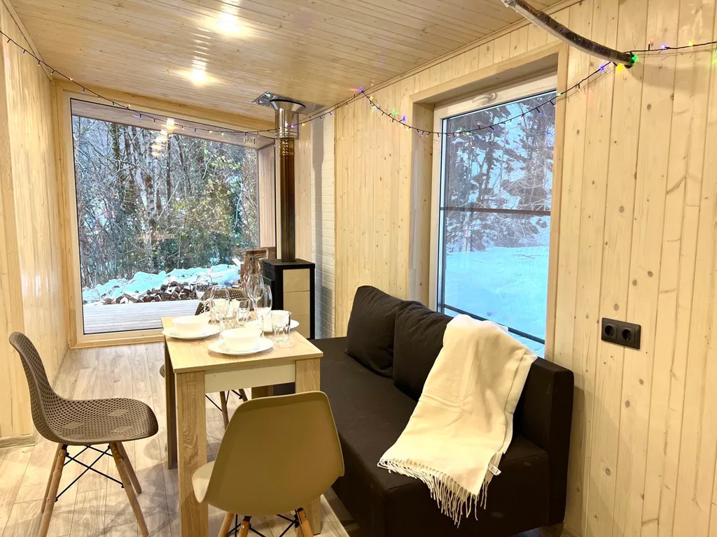 Домик с камином у ручья