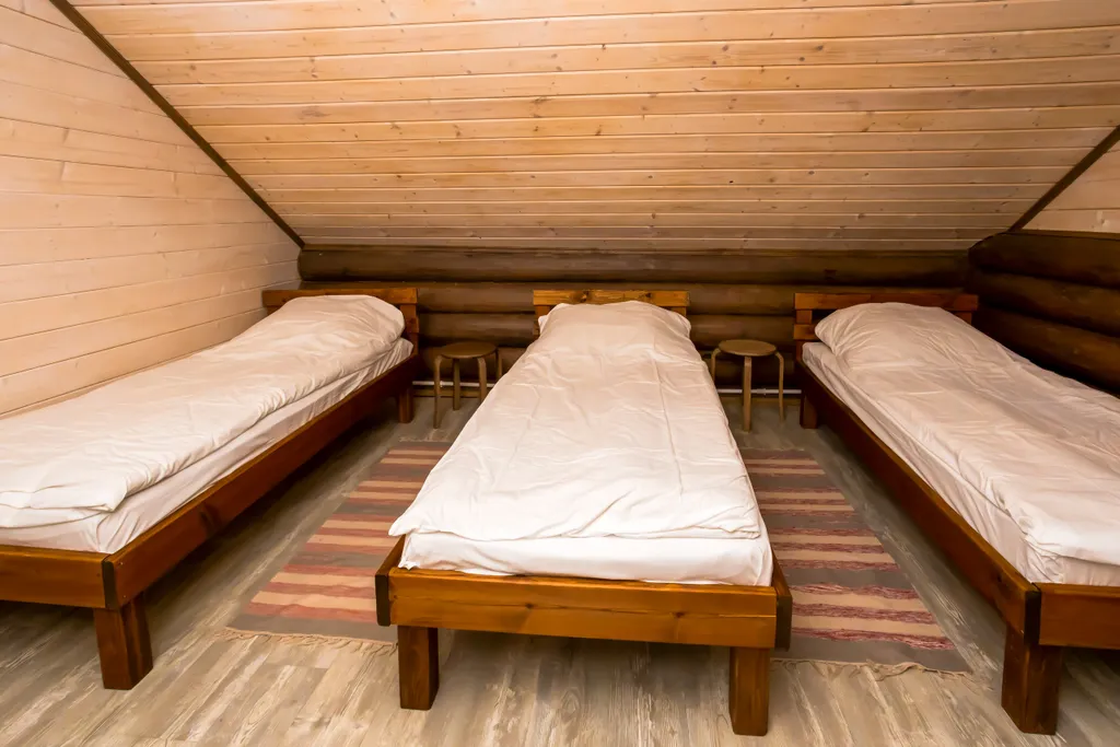 Дом в лесу на берегу реки Пра