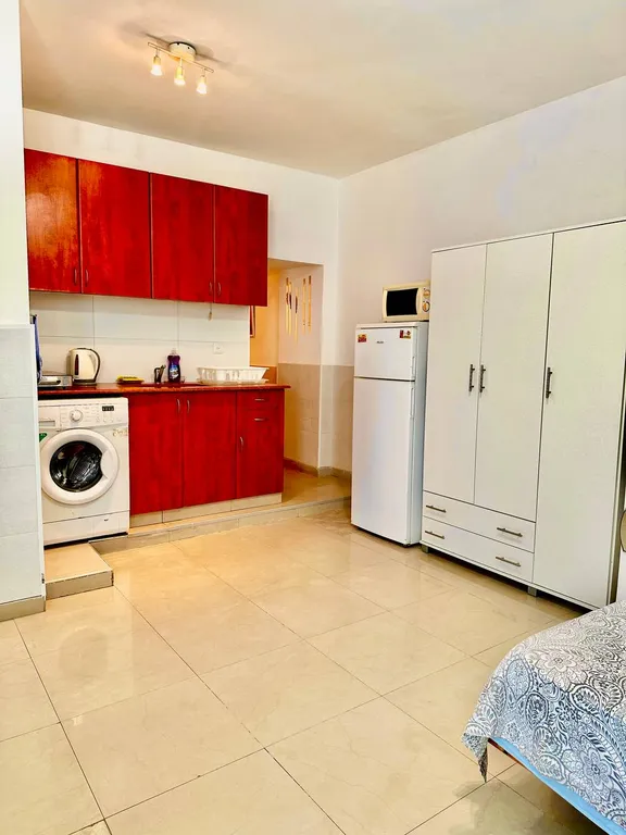 Новая эксклюзивная студия у моря в доме с лифтом