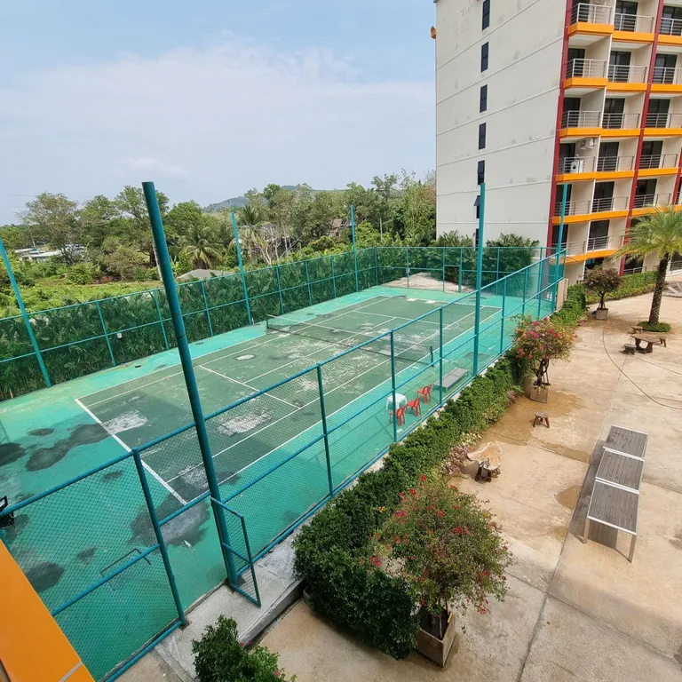 Квартира с большим бассейном и теннисным кортом рядом с пляжем