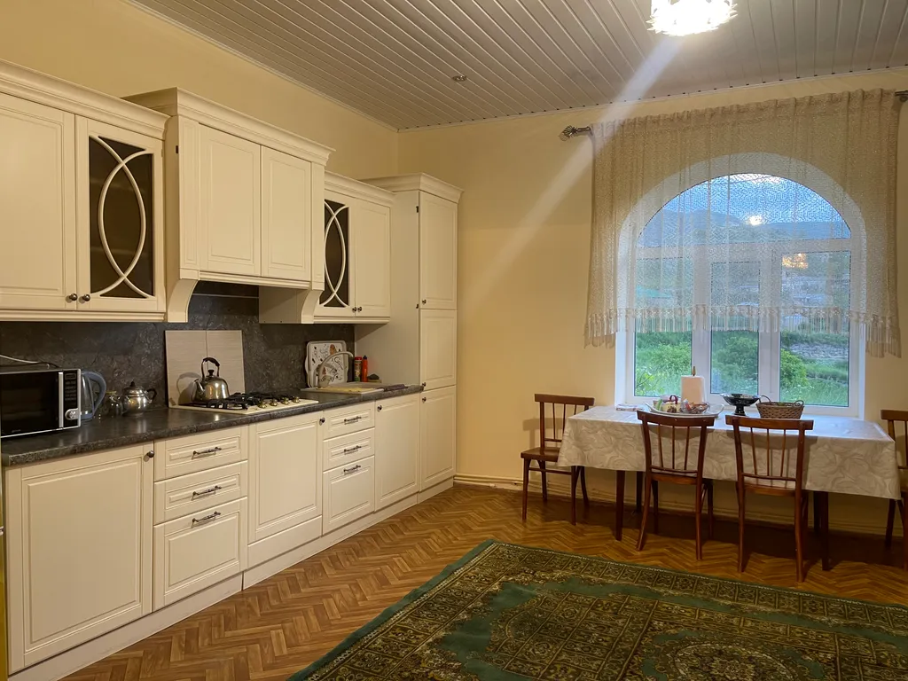 Гостевой домик Ругуджа с террасой и видом на горы и лес