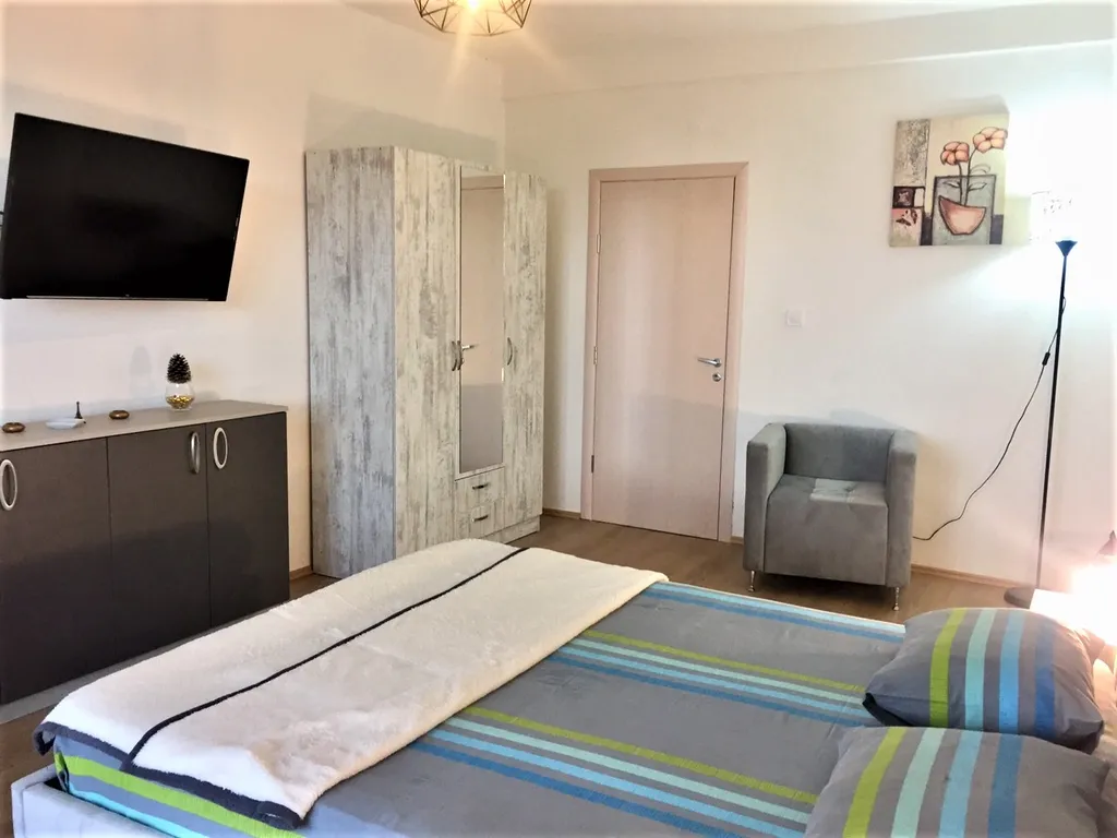 Апартаменты Париж с отдельной спальней и видом на море