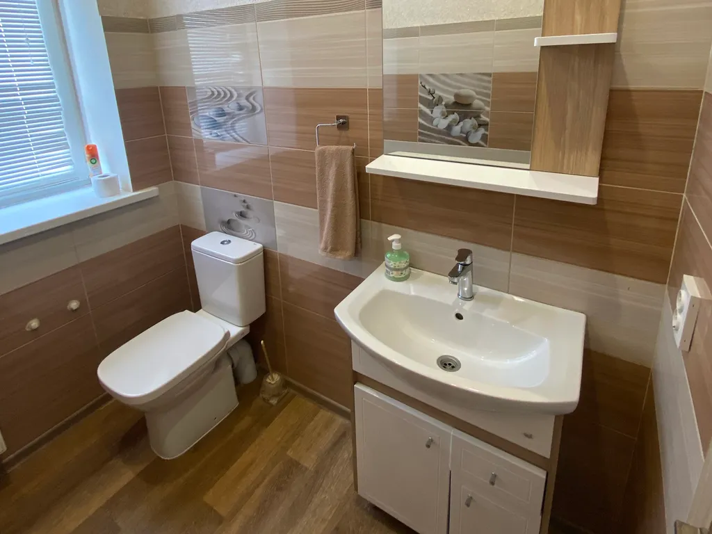 Гостевой дом среди леса с видом на озеро и город