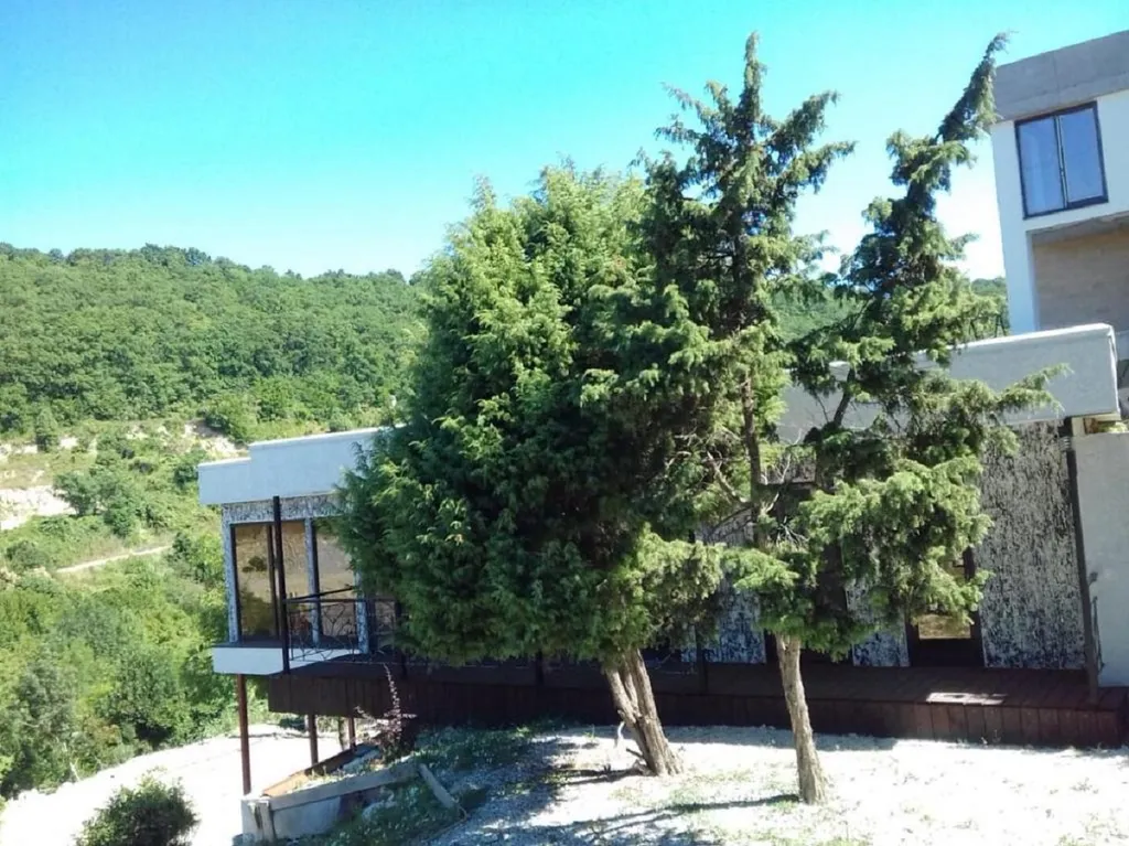 Дом на склоне