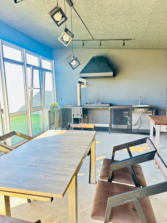 Домик по дороге в горы