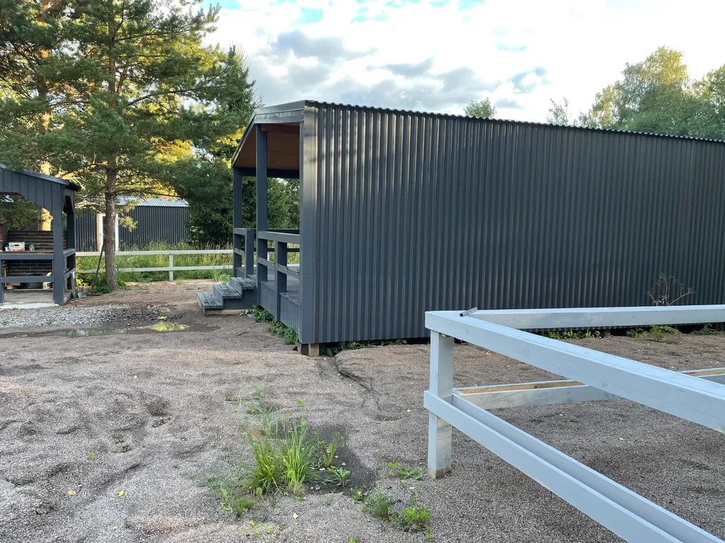 Уютный домик в тихом месте рядом с водой