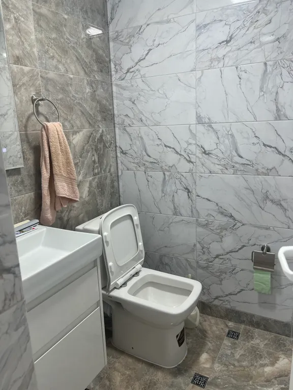 Уютная комната с видом на палисадник