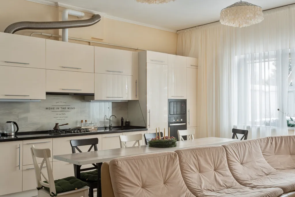 Таун-хаус в современном районе частной застройки