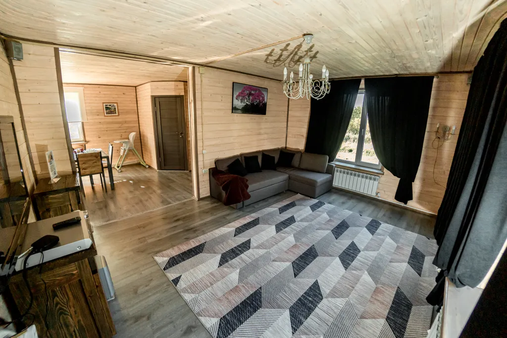 Дом у пруда