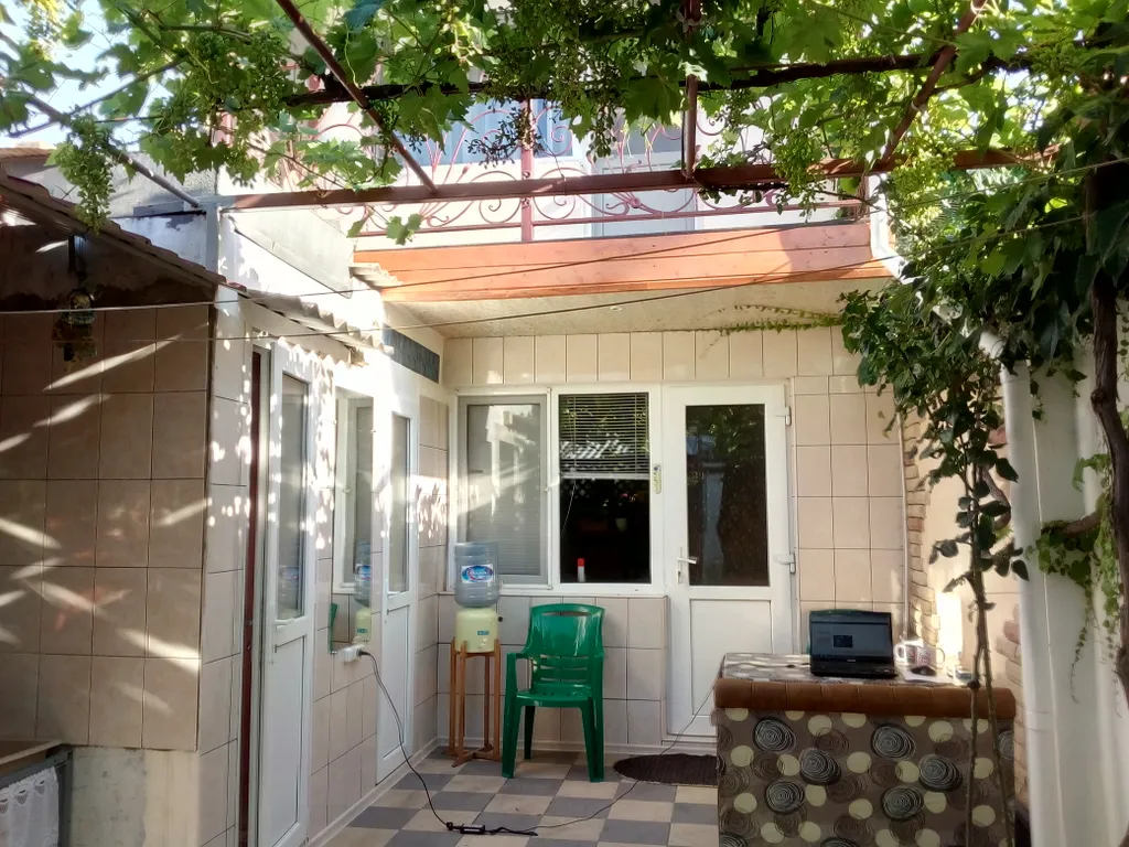 Коттедж Уютный 2-х эт. коттедж с балконом в центре и недалеко от моря — Евпатория