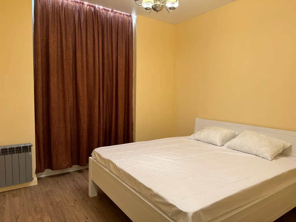 Солнечная квартира с мебелью из натурального дерева, рядом с морем