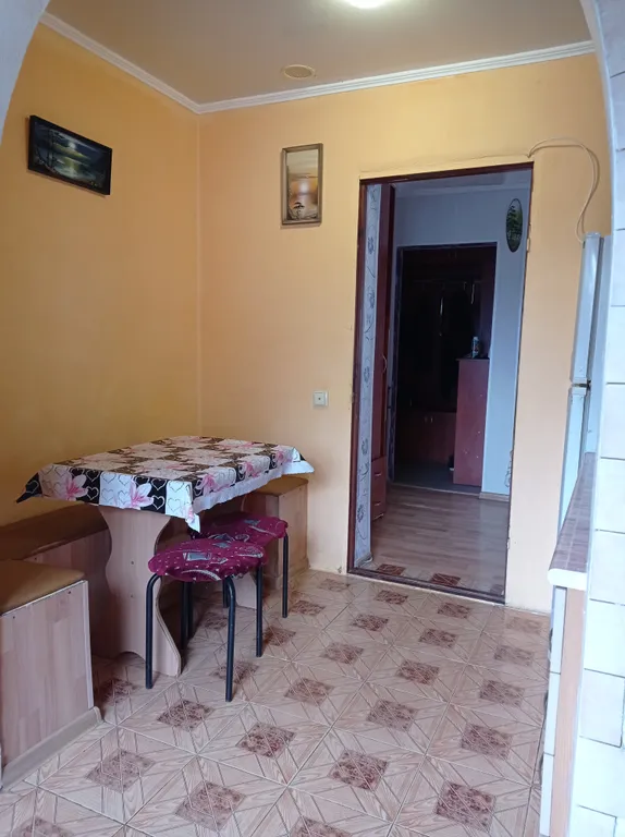 Небольшая, очень светлая и летом с приятной прохладой квартира