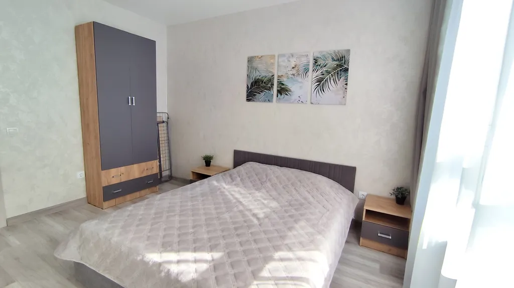 Уютная двухкомнатная квартира в новом жк на берегу озера