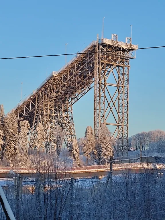 Уютная комната-студия у церкви на холме