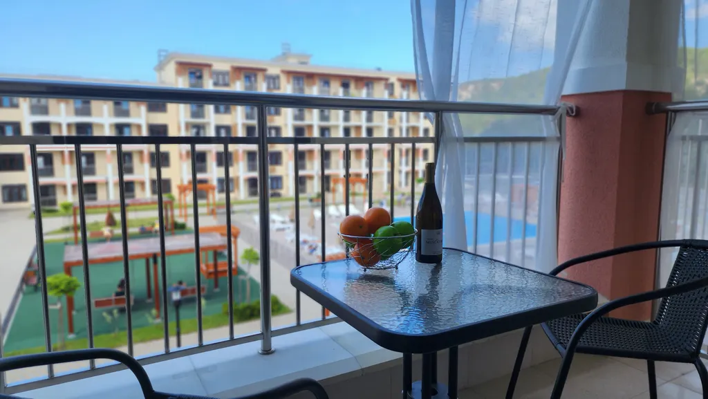 Студия в новом корпусе с видом на бассеин и горы