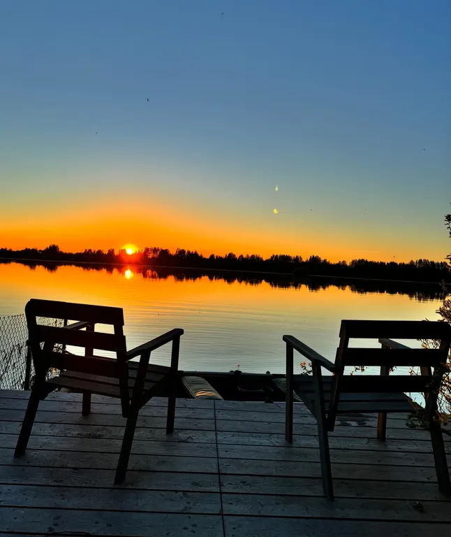 Дом на берегу реки с видом на закат