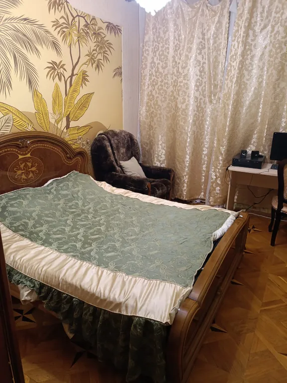 Комната в золотом стиле с персональным компьютером