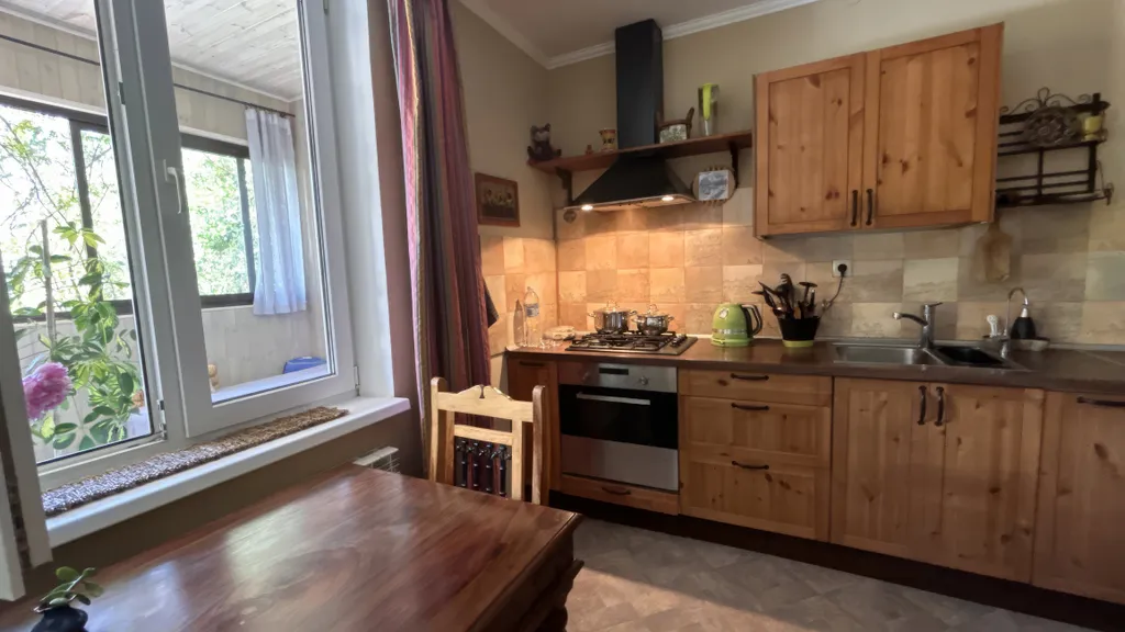 Дом с уютной верандой, выходящей в сад