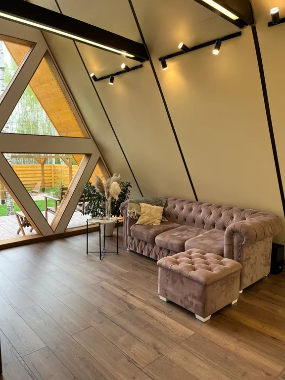 Просторный треугольный дом с джакузи