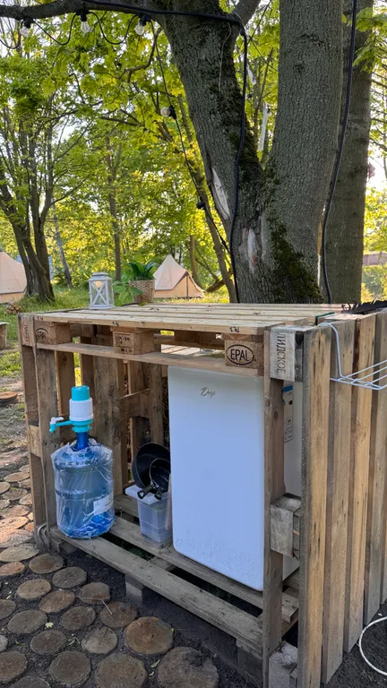 Уютный шатер среди деревьев на берегу озера