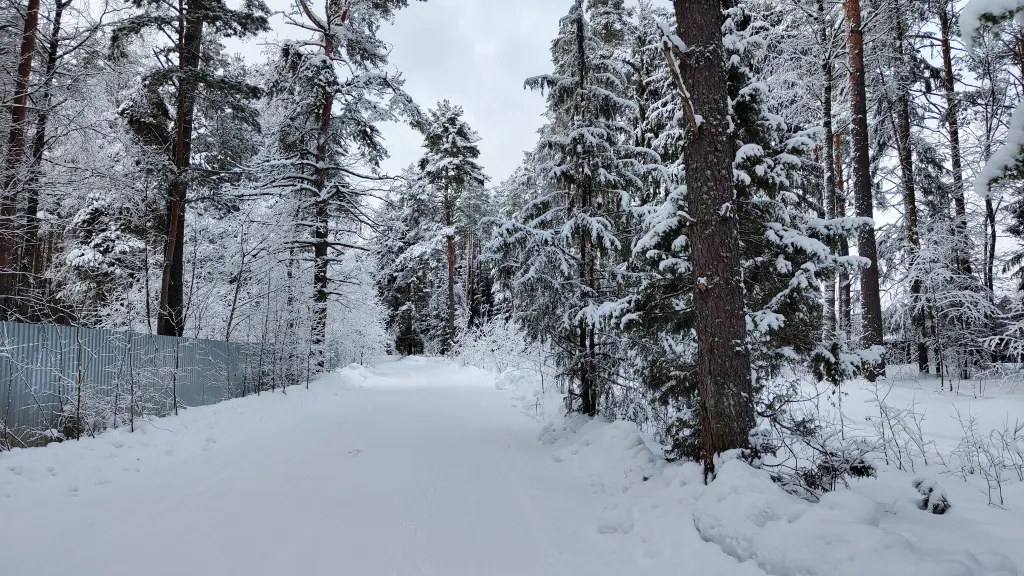 Коттедж Коттедж Амфрейм 6 местный у озера с баней, чаном и детской площадкой с батутом — Ланино