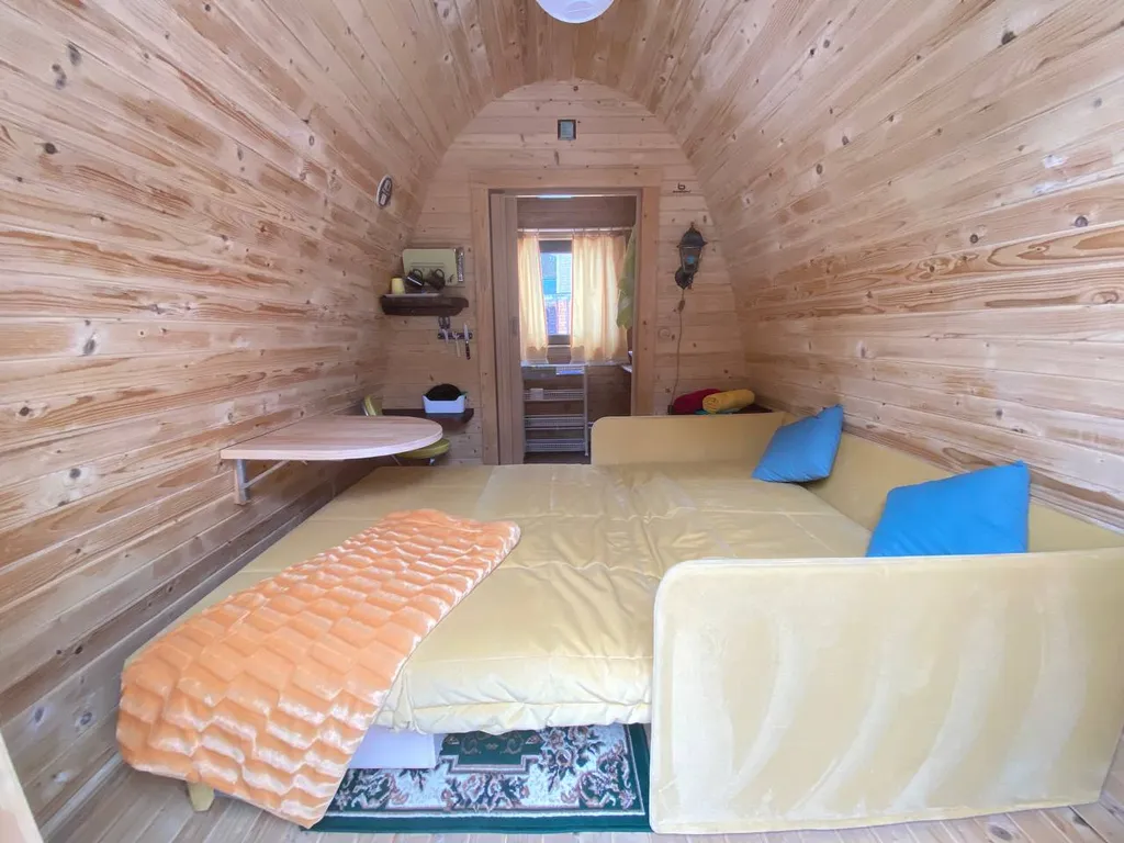 Арочный домик на краю леса без душа