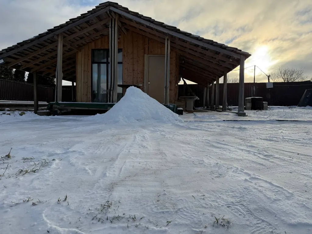 Дом изба в деревне с бассейном и баней