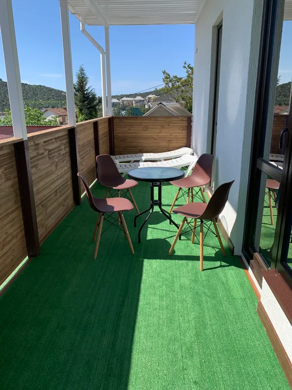 Второй этаж двухэтажного дома, с отдельным входом и общим двором