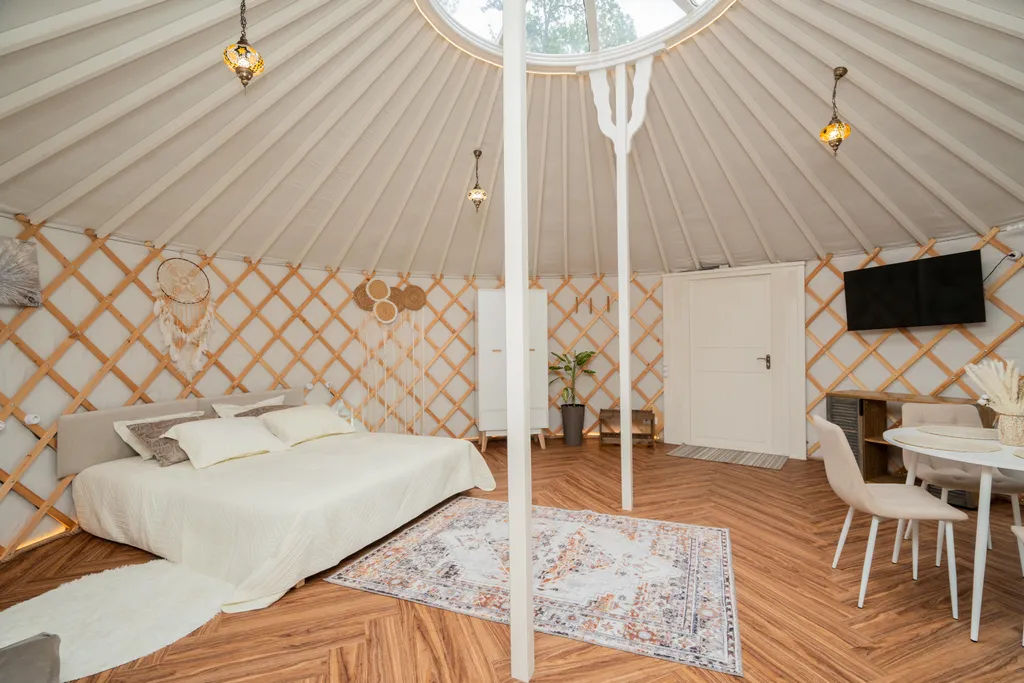 Глэмпинг с большой террасой в лесу