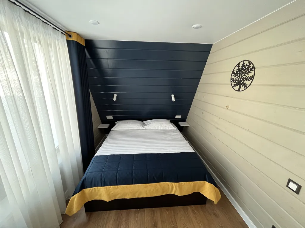 Уютный треугольный домик в лесу