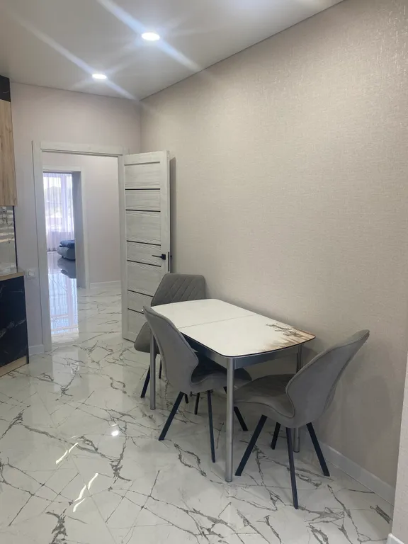 На берегу с видом на море