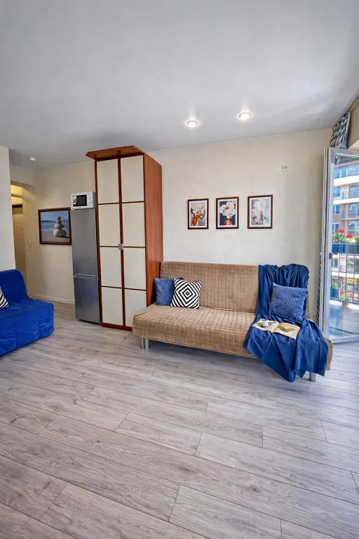 Угловая студия с цветами на берегу моря