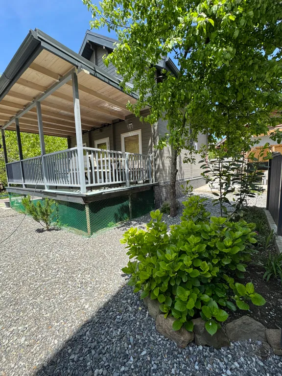 Уютный дом у реки