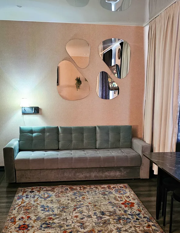 Большая студия с панорамным балконом, видом на реку